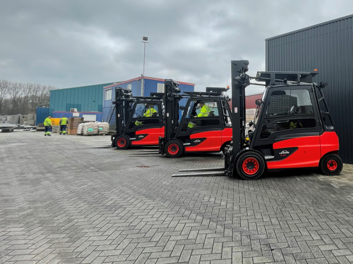 MotracNL's tweet photo. ⚡ MBI is wat betreft hun interne logistiek op weg naar 𝟭𝟬𝟬% 𝗲𝗹𝗲𝗸𝘁𝗿𝗶𝘀𝗰𝗵 en daar kon Motrac een mooie rol in spelen. Door volledig over te gaan op elektrische heftrucks bespaart MBI zo'n 220 ton CO2 op jaarbasis. De hele praktijkcase lezen? https://t.co/jm9xtWvALQ https://t.co/YSkowtUSF8
