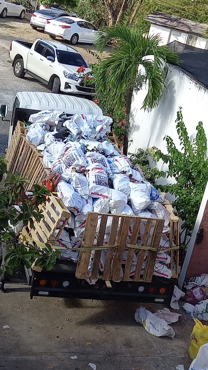 reciclamerd's tweet photo. 2.4 Toneladas o 5300 Lbs de Vidrio que no irán a Duquesa @ComoElVidrio Juntos por un País más verde. Esto gracias a nuestros planes de recogida puerta a puerta! https://t.co/luG8hrKNQn