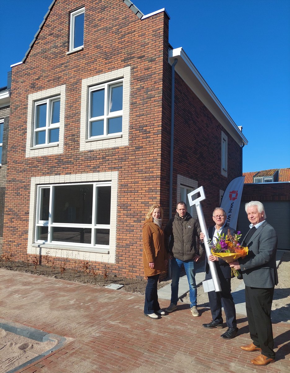 gembunschoten's tweet image. 🏡 Vandaag is de laatste #woning van het project #Zuyderzee (aan de Dijk) opgeleverd. Wethouder @wimdejong_ overhandigde een symbolische sleutel aan de nieuwe bewoners. Veel woonplezier toegewenst!