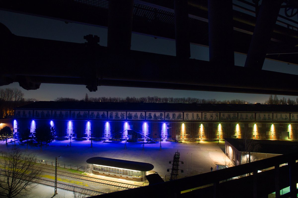Heute werden ausgewählte Orte für zwei Stunden in den Regenbogenfarben des Friedens leuchten. Wir beteiligen uns bei #lightforpeace2022 mit der Kraftzentrale. Fotos: Thomas Berns