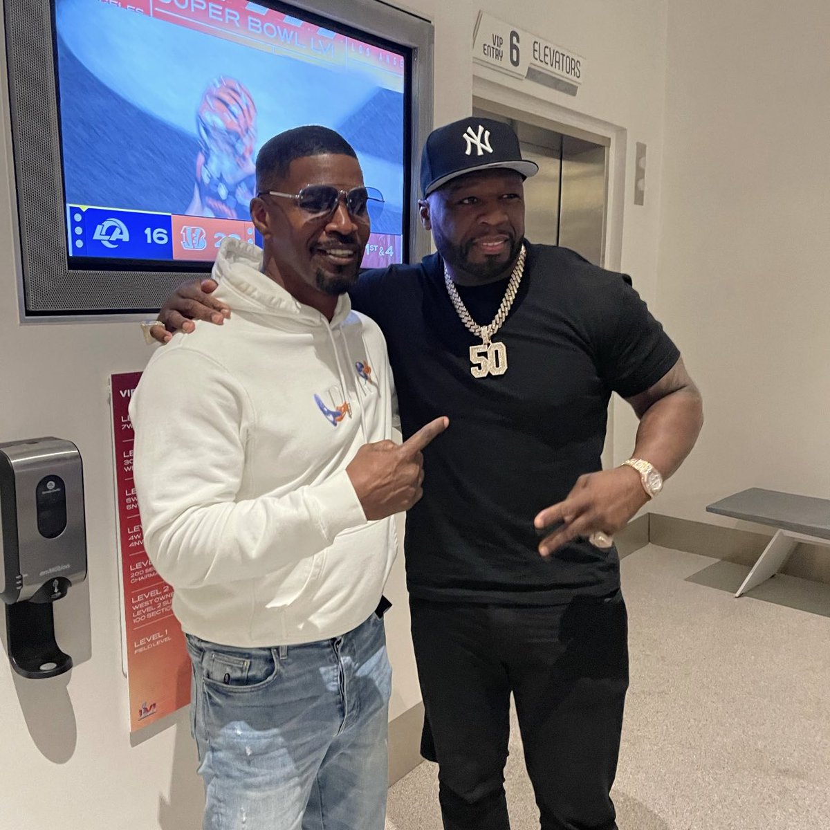 50cent's tweet photo. Ran into my Man jamie Fox, GLG🚦GreenLightGang https://t.co/5E0mMvFmNu