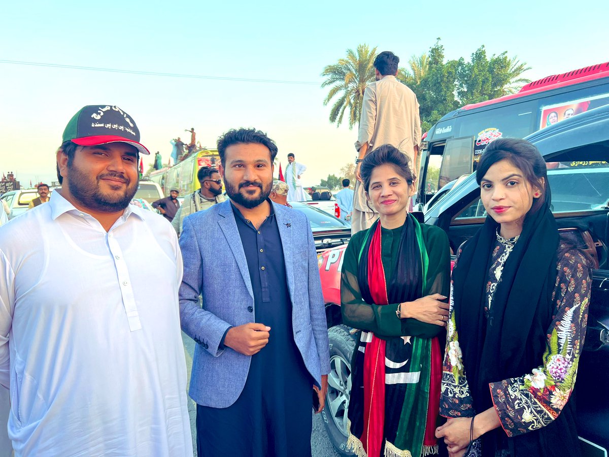HassanSjillani's tweet image. Glimpses of #AwamiLongMarch at AhmedPur #Punjab