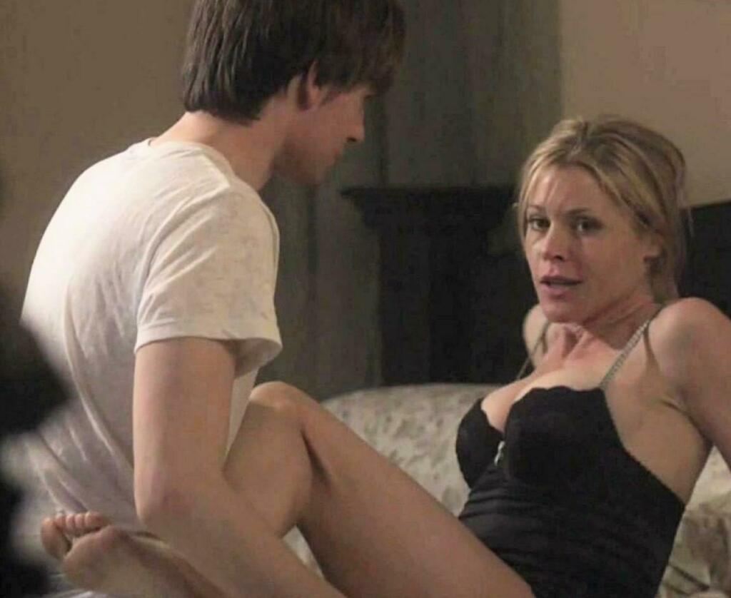 Happy Birthday to the MILF-tastic Julie Bowen, 52 via /r/PrettyOlderWomen 