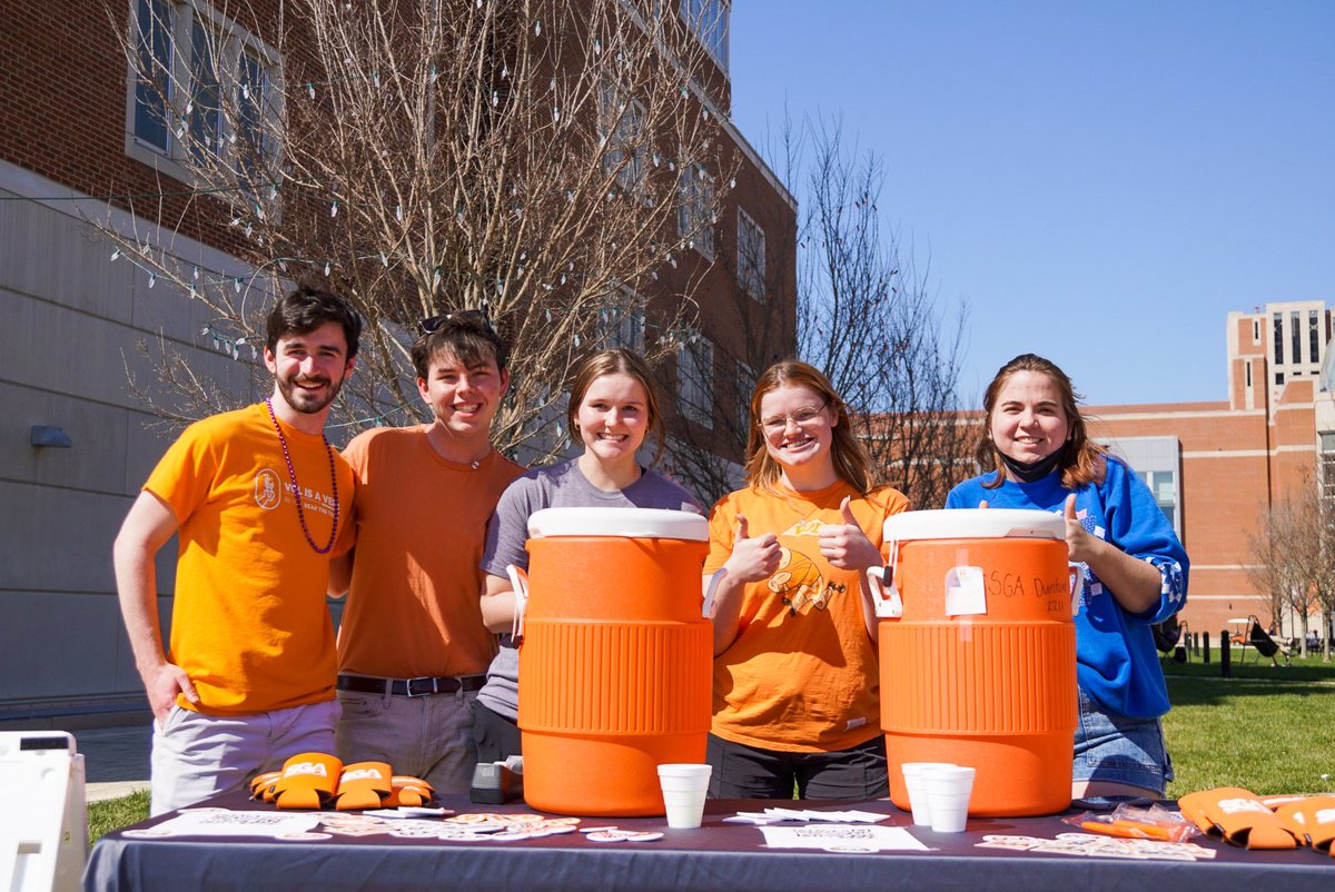 Thumbs up for sunny days on Rocky Top!☀️