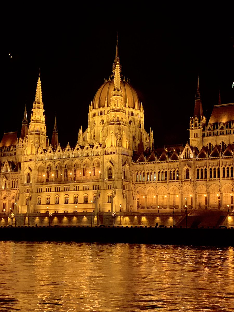 Leanonymement's tweet photo. Pardon mais là beauté du parlement hongrois de #Budapest ✨🤩 https://t.co/VsF6VBmDY9