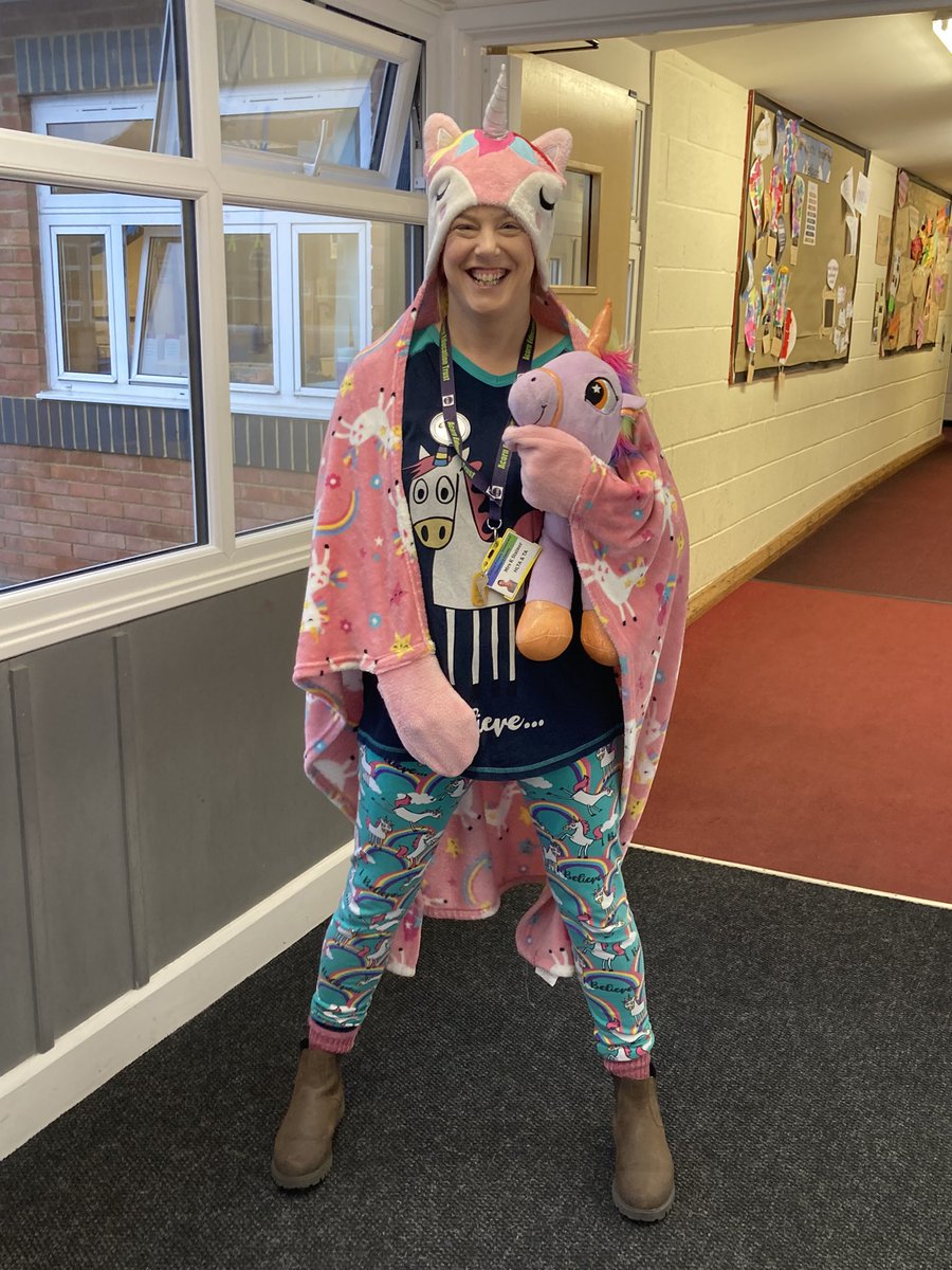 primary_avenue's tweet photo. 📚 World Book Day 2022 📚 
The children &amp; staff came to school in their cosy clothes today! 

They enjoyed: sharing favourite authors, reading scavenger hunts, designing book covers, making book marks, virtual author workshops &amp; making reading dens! #WorldBookDay https://t.co/Ri66HR0ByX