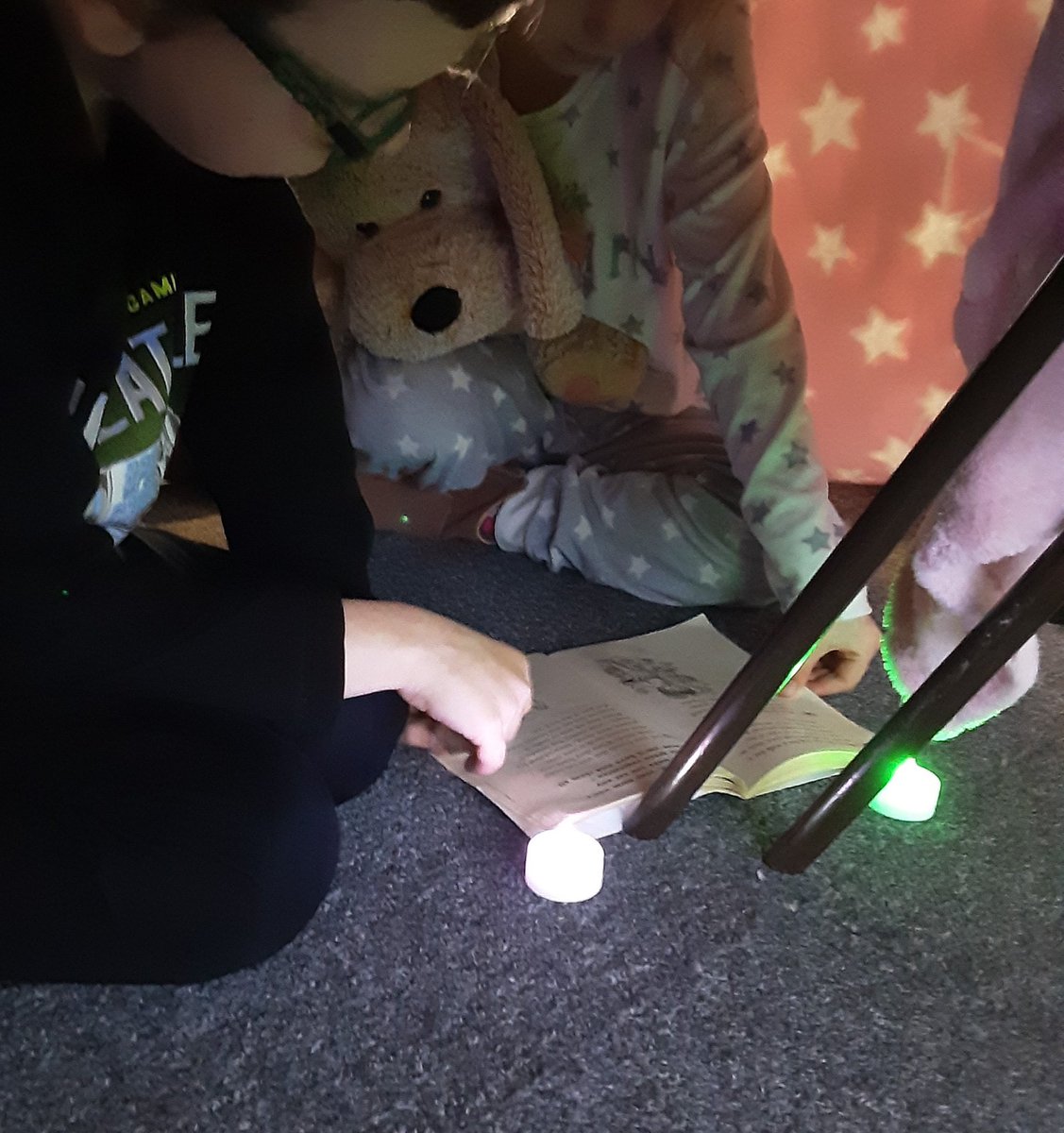 primary_avenue's tweet photo. 📚 World Book Day 2022 📚 
The children &amp; staff came to school in their cosy clothes today! 

They enjoyed: sharing favourite authors, reading scavenger hunts, designing book covers, making book marks, virtual author workshops &amp; making reading dens! #WorldBookDay https://t.co/Ri66HR0ByX