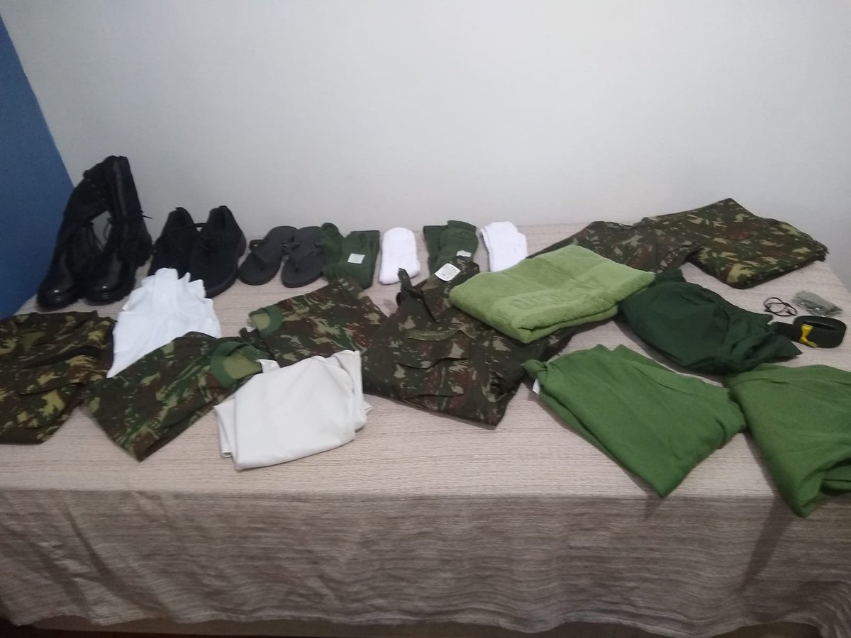 Dhithe_'s tweet photo. obg pelo presente exercito e bolsonaro fdp 🙂 https://t.co/ACeVyQt3WN