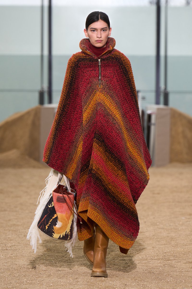 VogueRunway's tweet photo. Discover every look from @chloefashion's fall 2022 collection: https://t.co/PD3gCxlG88 https://t.co/OZYYPdtejb