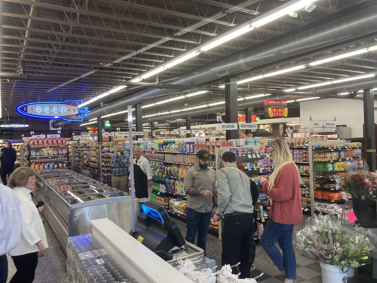BradBrodersTV's tweet photo. It’s official. South Point Grocery is open, downtown Memphis’ first full service grocery store. The family behind @Cash_Saver bought 13,000 square foot property on Webster last April. https://t.co/VrdTkXTlko