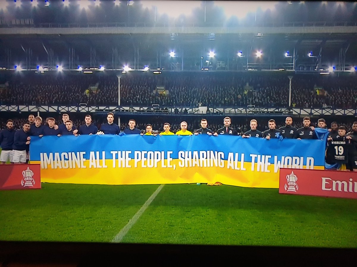 Really nice touch that @Everton @BOREHAM_WOODFC 👏👏💙💛

#Imagine #Peace #Ukraine #StandWithUkraine️ #EveBor