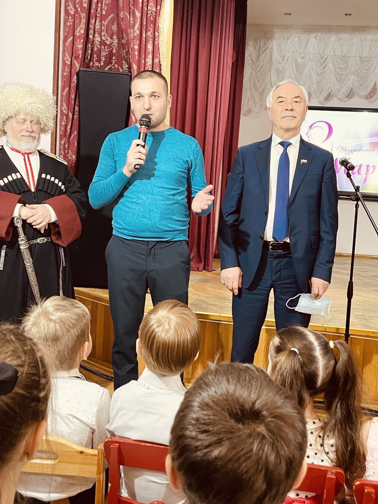 24karlito's tweet photo. Принял участие в конкурсе «Мой район», а также поздравил очаровательных женщин района Фили-Давыдково с наступающим праздником 8 марта! 
#ФилиДавыдково https://t.co/HltyFPdwjG