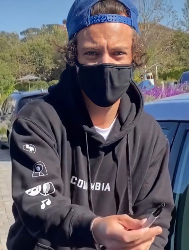 stillgoIden's tweet photo. this was the biggest glitch in harry history https://t.co/RYoh2TfwI8