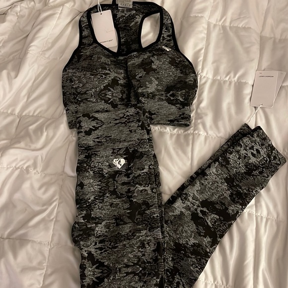CaroLopez184's tweet photo. So good I had to share! Check out all the items I'm loving on @Poshmarkapp #poshmark #fashion #style #shopmycloset #womensbest: https://t.co/Rz6dlVoqiT https://t.co/QpRiWcJkmh
