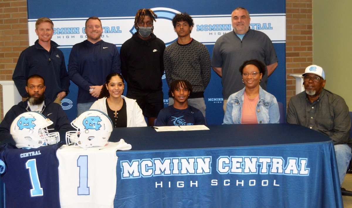 Our #1 Making It Official #MaryvilleCollege <a href="/Jyarnwine/">Jyrel Arnwine</a> <a href="/QBCoachFox/">Ben Fox</a>