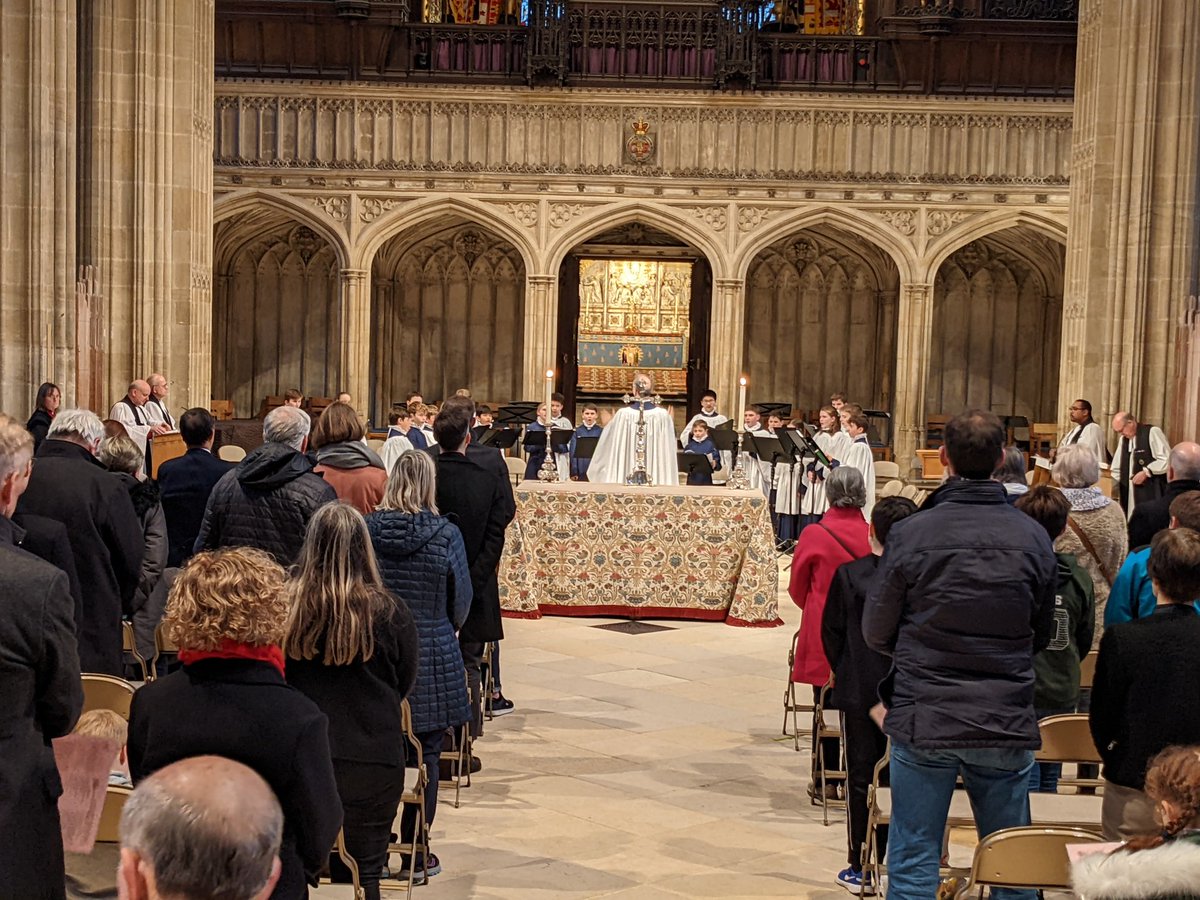 What a wonderful way to unwind after a long day: our EXCEPTIONAL chamber choir singing Evensong in St George's Chapel, #WindsorCastle. What a beautiful service.