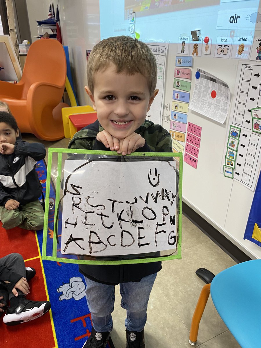 kelliggraham's tweet photo. This brainy bulldog is rockin his way through PreK! What a star! 🤩
He led an impromptu alphabet lesson with his friends and they cheered for his hard work—kids are the best!🥰🥰🥰⁦@HumbleISD_CE⁩ 🚂💨✨ https://t.co/nW3OSOvAcM