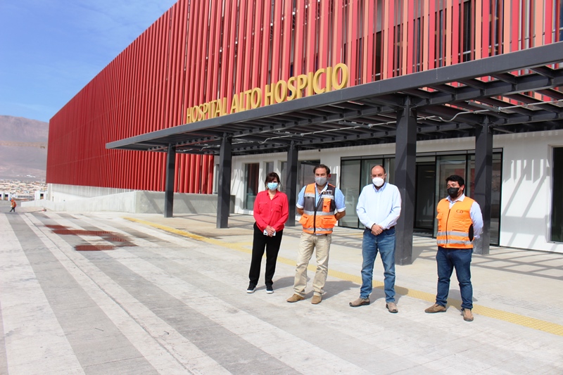 MopTarapaca's tweet photo. Seremi @paltermatts inspeccionó las obras terminadas del nuevo Hospital de #AltoHospicio.
Moderno edificio de 50 mil m2: 235 camas, 7 pabellones quirúrgicos, 3 salas de parto, boxes de diálisis, dentales y médicos; Helipuerto, mitigadores sísmicos y eficiencia energética. https://t.co/CRvhumdmDp