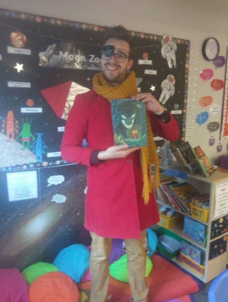 OliverBeckham's tweet photo. @khopwood87 @Joetoddstanton @FlyingEyeBooks Ah,about 4 years ago, I went as Arthur (perhaps aged somewhere between his book and Marcy's)
The Brownstone's are my favourite book series, I had so much fun getting to be Arthur! https://t.co/frl3L14p4h