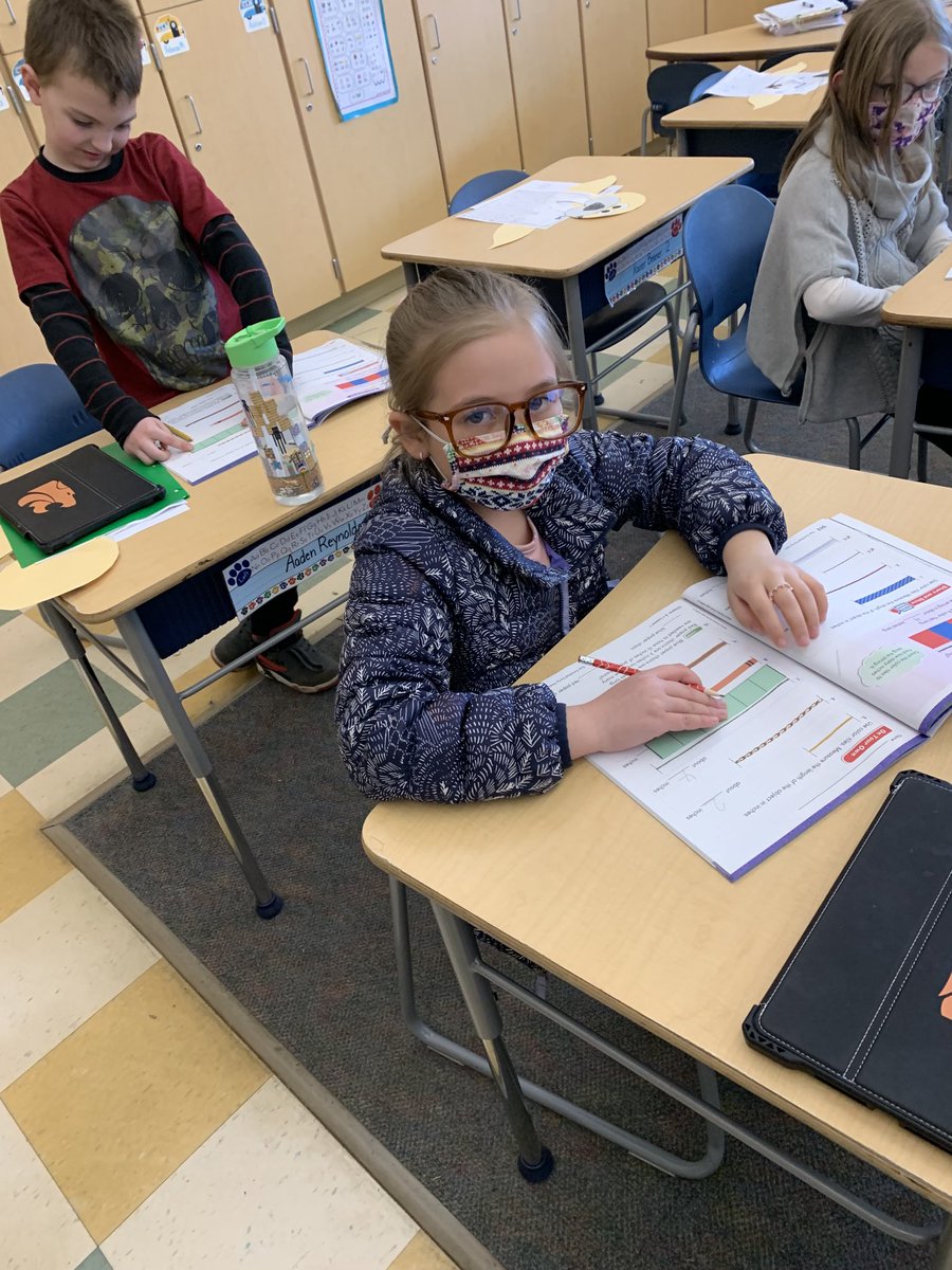 Cool eyewear at Pine to celebrate Read Across America ⁦<a href="/PASDLiteracy/">Palmyra Literacy</a>⁩