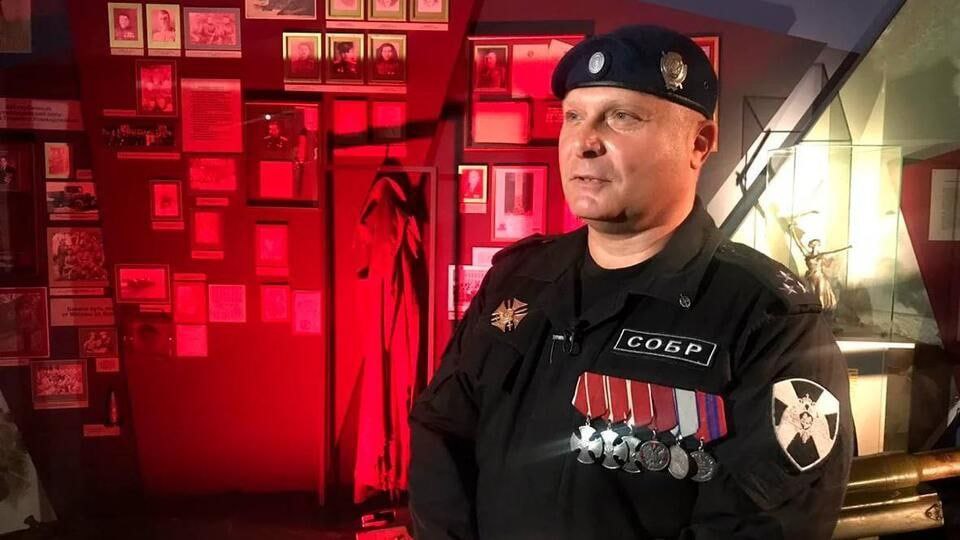 Командир СОБР по Кемеровской области полковник Константин Огий, о гибели которого в ходе операции на Украине сообщалось несколько дней назад,выжил и смоги вернуться к своим.Офицер попал в засаду ВСУ,но с боями вышел из окружения вместе с 5ю другими военными #своихнебросаем
