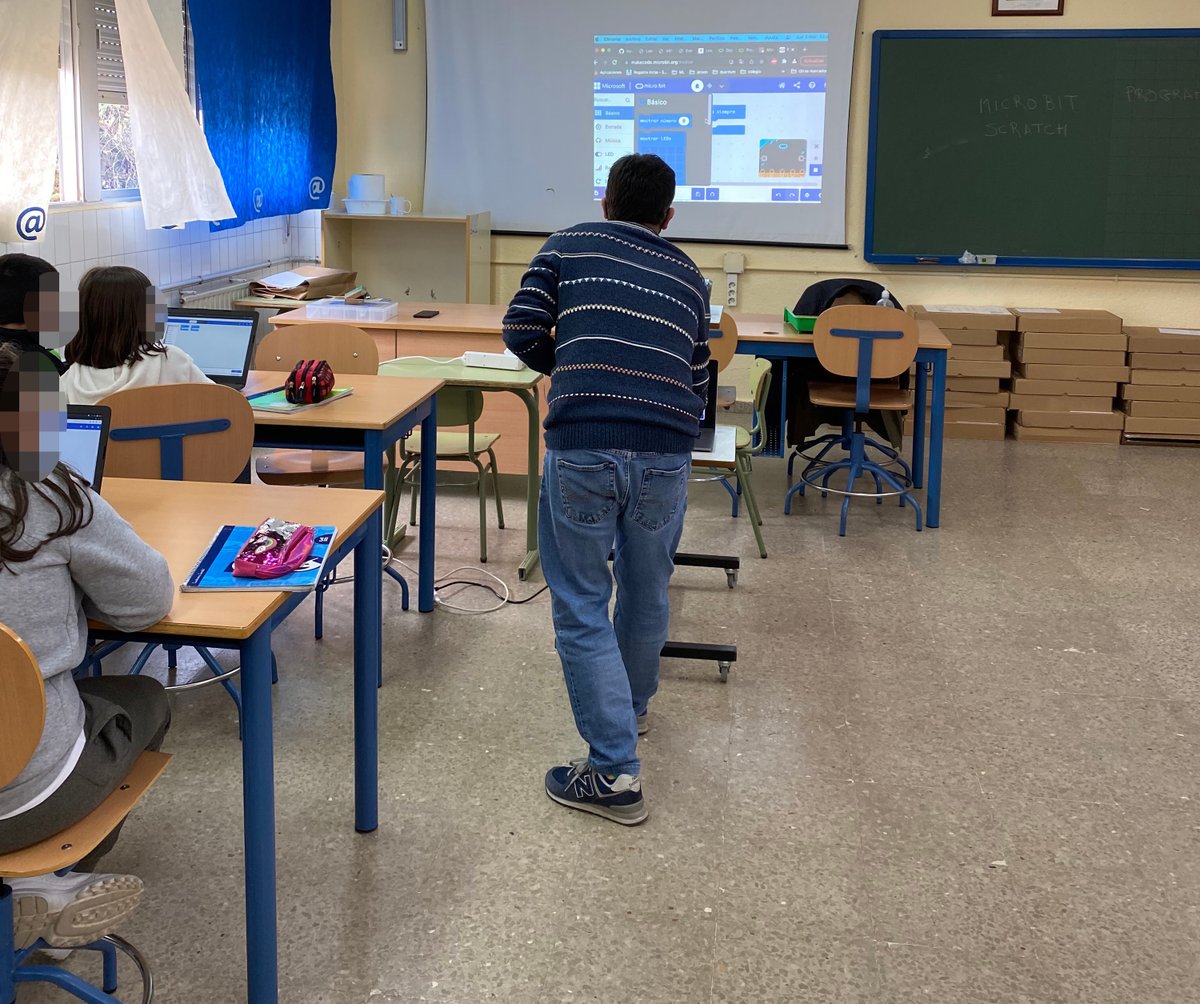 La osa Lola. Actividad en el Colegio con la placa microbit. Método científico + cambio climático + tecnología. #Steam  <a href="/RedGuadalinfo/">Vuela Guadalinfo</a>