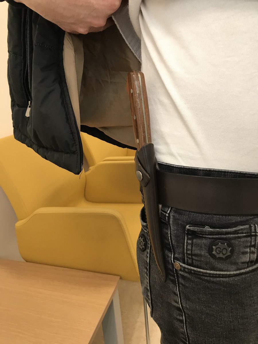 Mstfgktp42's tweet photo. @zekikayahan Bugün muayeneye gelen bir hasta(?) izin alarak çektim. Bunu taşıması çok normalmiş gibi, benim şaşırmama şaşırdı. https://t.co/reKfwE41t9