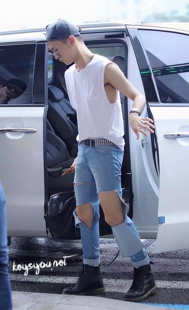 aesthetaekey's tweet photo. Sometimes they just step out of vehicles in sleeveless tees &amp; ripped jeans and ruin lives.

#TAEMIN #KEY #SHINee #TaeKey https://t.co/zCKxdHP2OQ