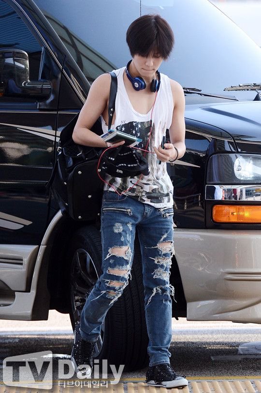 aesthetaekey's tweet photo. Sometimes they just step out of vehicles in sleeveless tees &amp; ripped jeans and ruin lives.

#TAEMIN #KEY #SHINee #TaeKey https://t.co/zCKxdHP2OQ