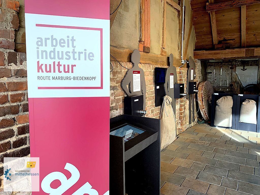 Die Brücker Mühle an der Ohm in Amöneburg ist sie ein beliebter Ausflugsort mit Biergarten und Bioladen. Seit kurzem ist sie der vierte Ankerpunkt der Route der Arbeits- und #Industriekultur Marburg-Biedenkopf mit einer interaktiven Ausstellung. Mehr auf industriekultur-mittelhessen.de/bruecker-muehl…