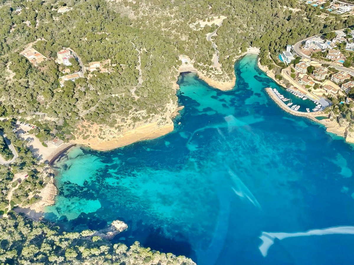 ❤️ these photos of #PortalsVells from @TheHeliCentre. 
To think that in a few short weeks these bays will be 𝙁𝙐𝙇𝙇 of boats 🛥️.

#Mallorca #yachting #boating #boatlovers #yachtingparadise
