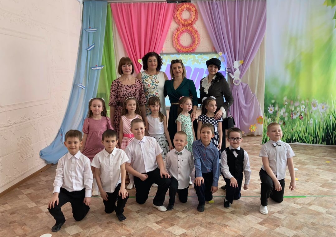 84pingvin's tweet photo. 🌺Вот и закончились утренники, посвященные 8 марта в детском саду. 
Дети для любимых, родных мам и бабушек читали стихи, пели, танцевали, играли на музыкальных инструментах. 🎀
Праздник, несомненно, принёс в жизнь нашего д/с атмосферу весенней радости и счастья.💐 https://t.co/KjjiadJCKb