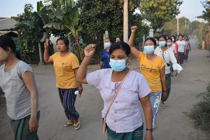 TTFR__Myanmar's tweet photo. Despite of arresting and cutting off internet access,revolutionary residents from YinnMarPin marched in the village to protest against the military dictatorship. #WarCrimesOfJunta
#SanctionAviationFuel
#2022Mar3Coup
#WhatsHappeningInMyanmar https://t.co/PcPes4yfsn