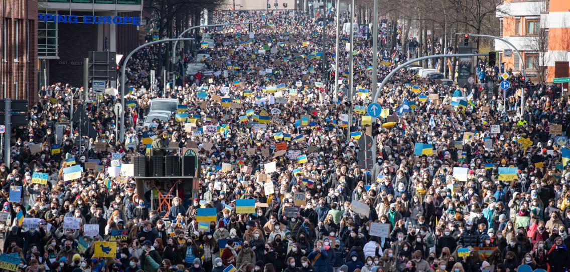 welt_hh's tweet photo. Großdemonstration in Hamburg: „Putin verpiss dich, wir sind hier!“ https://t.co/NCtu2QVTOZ via @welt https://t.co/KXzU0TOF4r
