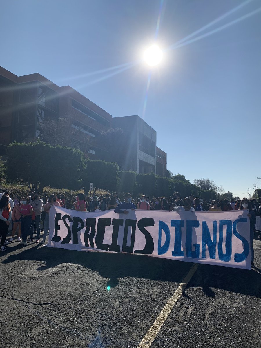PacoLopezGalvez's tweet photo. Estudiantes y profesores de la @uaemorelos, marchan por entrega de edificio #somosturismouaem #libereneledificio #caminatapacífica #feum @TurismoUAEM #uaem https://t.co/3G4Ll1o81i
