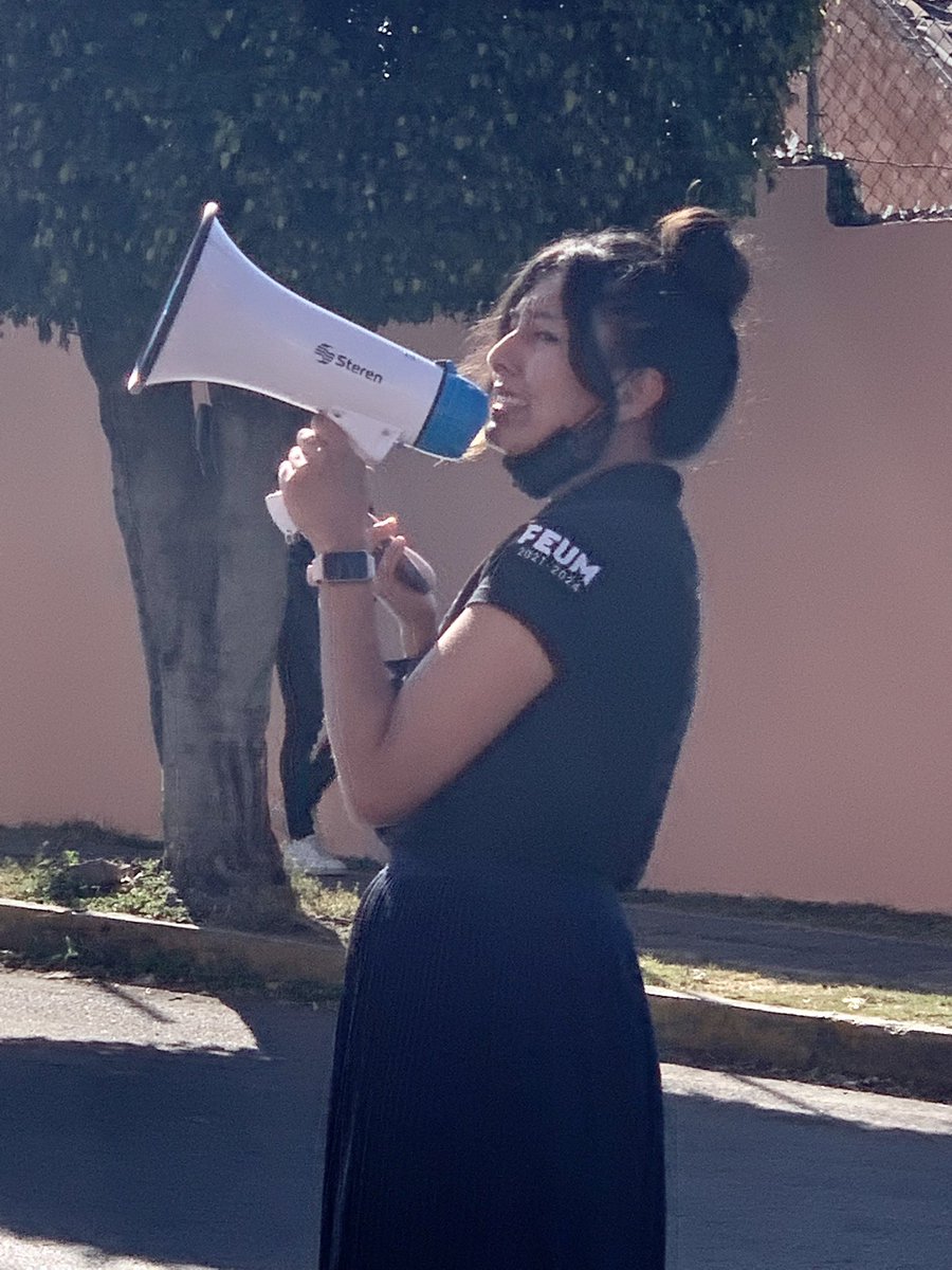 PacoLopezGalvez's tweet photo. Estudiantes y profesores de la @uaemorelos, marchan por entrega de edificio #somosturismouaem #libereneledificio #caminatapacífica #feum @TurismoUAEM #uaem https://t.co/3G4Ll1o81i