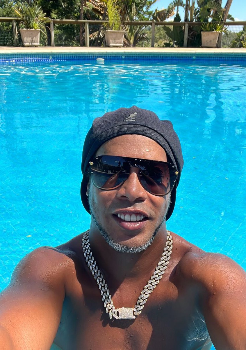 10Ronaldinho's tweet photo. Só assim pra aguentar esse calor!!!
Vem que dá tempo 😎🤙🏾 https://t.co/yvv8I47zPs