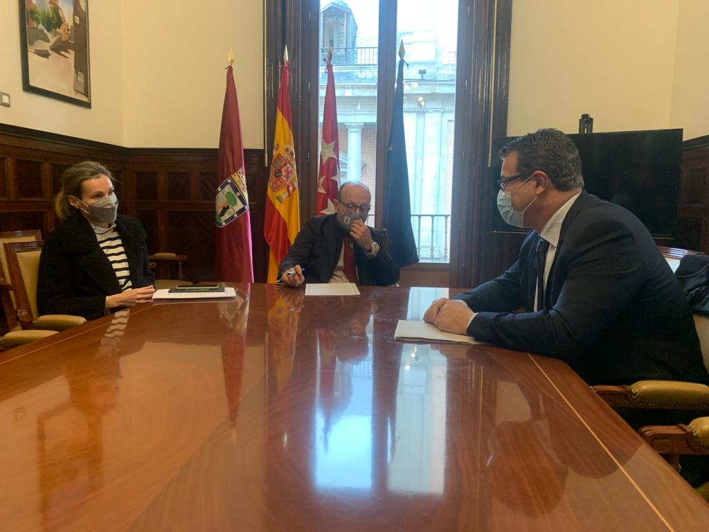 Madrid Aloja (@madridaloja) on Twitter photo El presidente de <a href="/MadridAloja/">Madrid Aloja</a>, Adolfo Merás, se ha reunido recientemente con el concejal de
<a href="/JMDCentro/">Distrito Centro</a>, José Fernández Sánchez, para analizar la situación actual de las viviendas turísticas y los nuevos proyectos para impulsar la dinamización y generar riqueza en los #barrios El presidente de <a href="/MadridAloja/">Madrid Aloja</a>, Adolfo Merás, se ha reunido recientemente con el concejal de
<a href="/JMDCentro/">Distrito Centro</a>, José Fernández Sánchez, para analizar la situación actual de las viviendas turísticas y los nuevos proyectos para impulsar la dinamización y generar riqueza en los #barrios