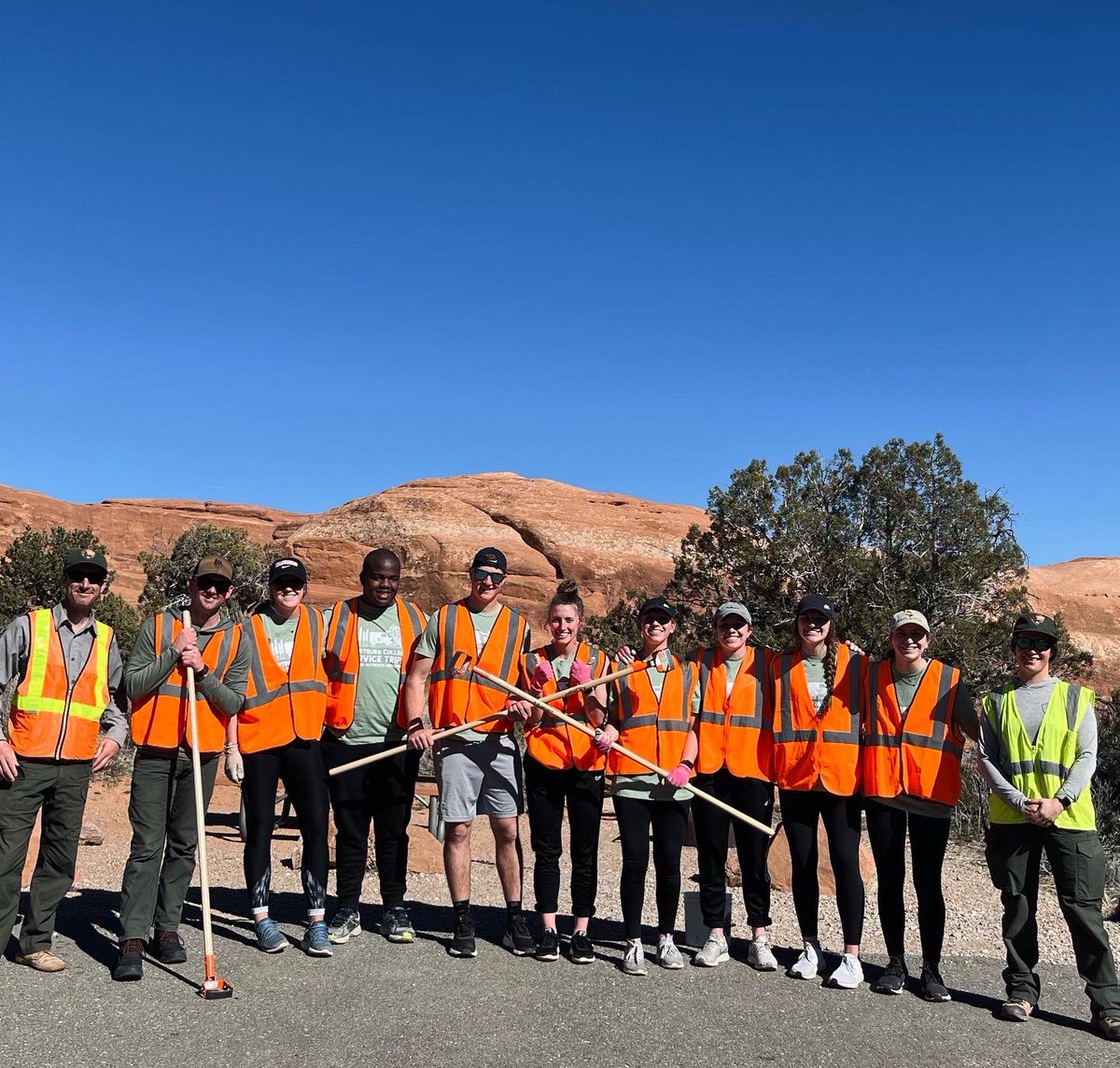 wartburgsoccer's tweet photo. This week we had members of our team traveled to Moab, Utah for a service trip. They removed invasive species in arches national park &amp; rehabilitation for wildlife for plateau restoration. Also helped w/ the BLM to clean trails! #whyd3 #wartburgservicetrips #ilikewartburgsoccer https://t.co/dTjLrKPSxJ