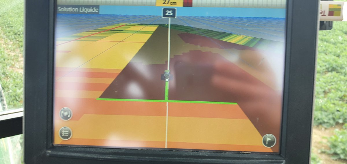 AlexisLeherle's tweet photo. 2ème apport d'azote sur #Zaza le colza avec la modulation de dose intraparcellaire grâce à @MesSatimages. L'#AgricultureDePrécision permet d'optimiser les apports d'intrant dans la parcelle sans compromettre le rendement et la #SouveraineteAlimentaire 🇫🇷 https://t.co/oFYbuozQTZ