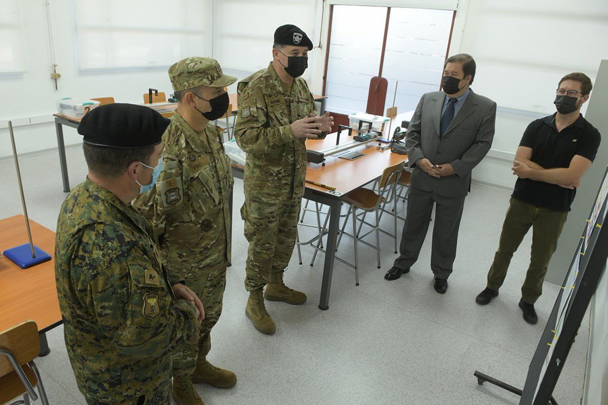 Ejercito_Chile's tweet photo. Teniente Nicolás Llanos Muñoz, recibió la “Medalla al Valor” por su arrojo y valentía  demostrado en el rescate de un grupo de personas en peligro de muerte, a causa del aluvión ocurrido el 16 de diciembre del año 2017 en la Villa Santa Lucía, Chaitén.👉https://t.co/LMcRL2dpcE https://t.co/RYsfDVMkeL