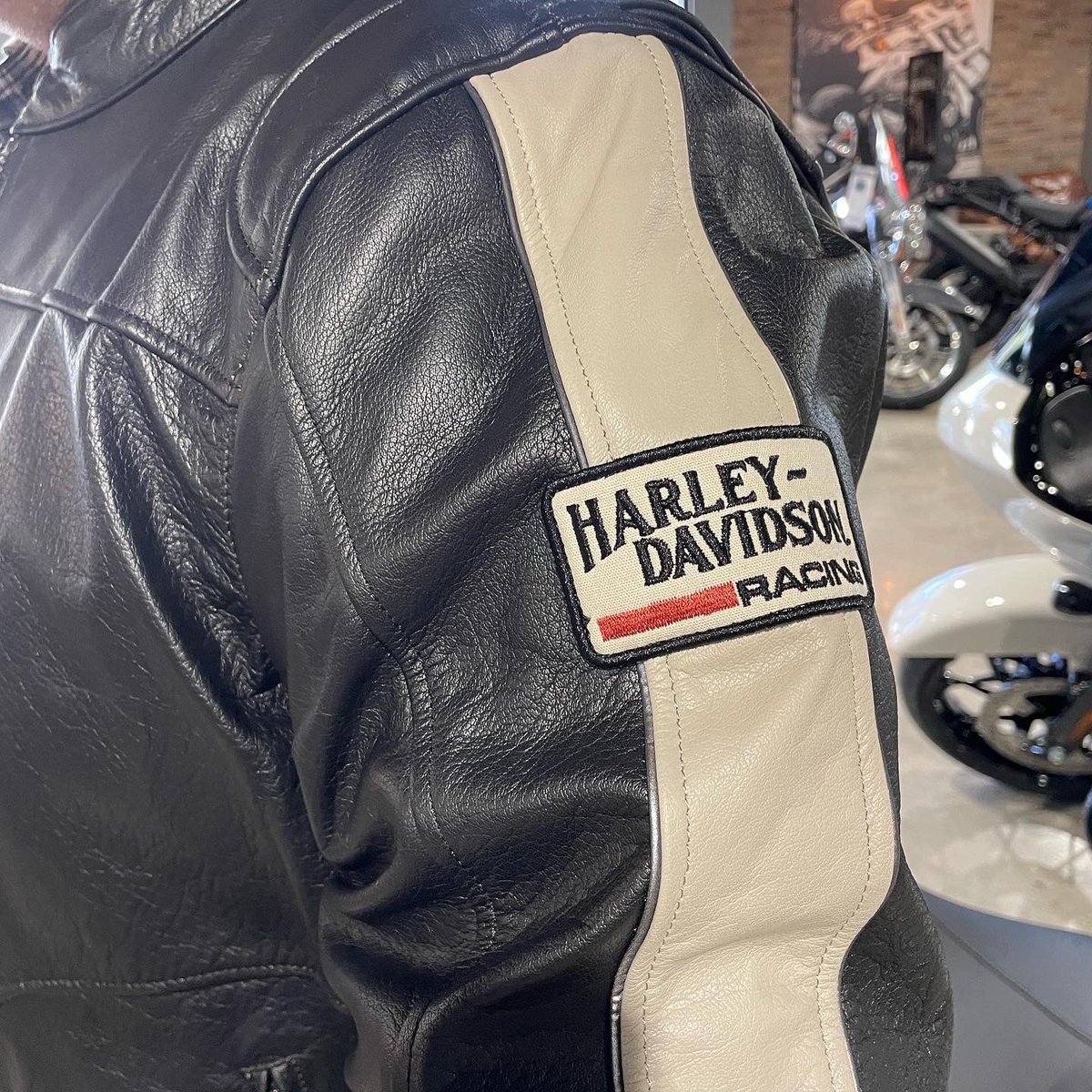 coxsdoubleeagle's tweet photo. Be Daytona ready! Make sure you have all the riding gear you need before the long haul. We’ve got new styles of leather jackets for men and women! 😎 Check us out! 😉 #harleydavidson #motorclothes #daytonaready https://t.co/Ljj5Q29A6i
