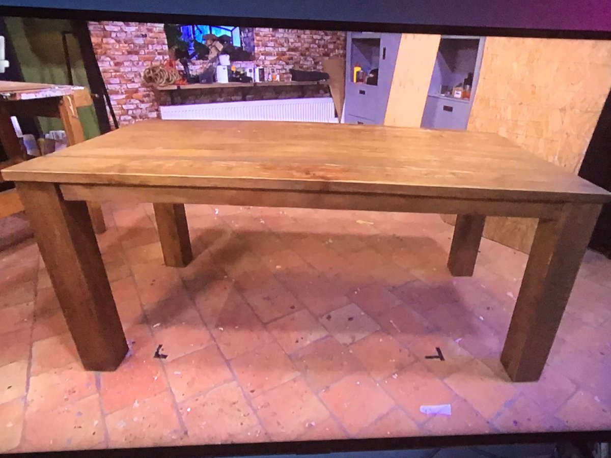 suusonline's tweet image. Kijk dan, wat gaaf!
Bij @rtl_ehet hebben ze van een gewone houten eettafel (en restmaterialen) een moestuintafel gemaakt. 👌🏻🥰
#EigenHuisEnTuin #ehet