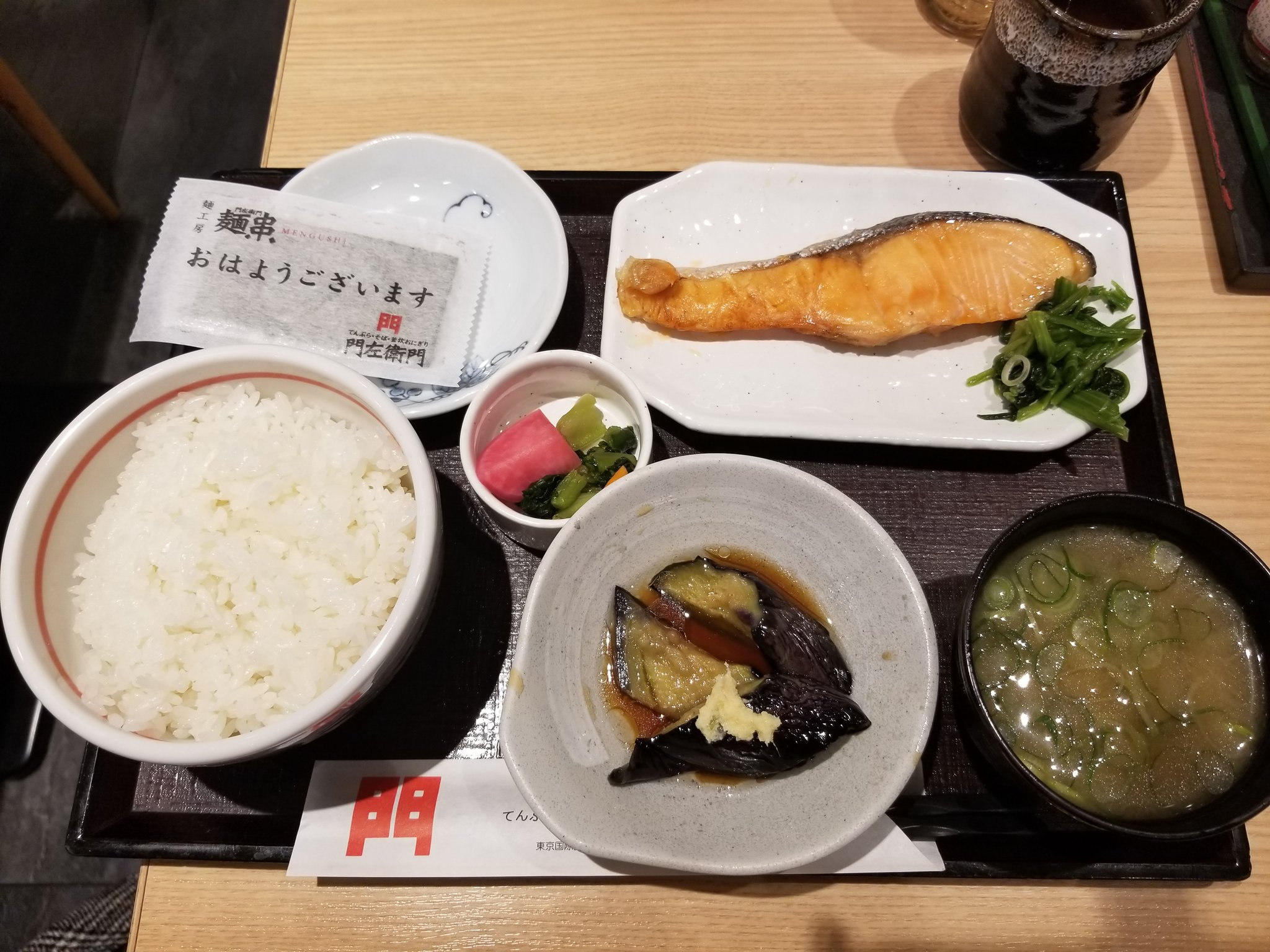 Chiinoid Food お蕎麦屋さんでそば食べずに鮭定食 羽田空港第二ターミナル 羽田空港 朝食 門左衛門 てんぷらそば門左衛門 門左衛門羽田空港 焼き鮭定食 朝定食 T Co Amahpm0haf Twitter