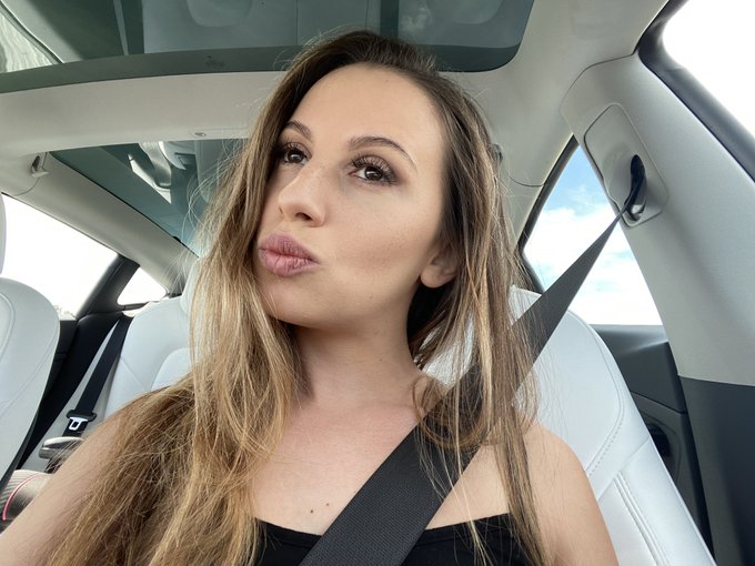 Just put on my entire face while my car drove me in stop &amp; go traffic #Tesla https://t.co/KAQvn0b6LO<a href="/tag/tesla"class="tags"><span>#tesla</span></a>