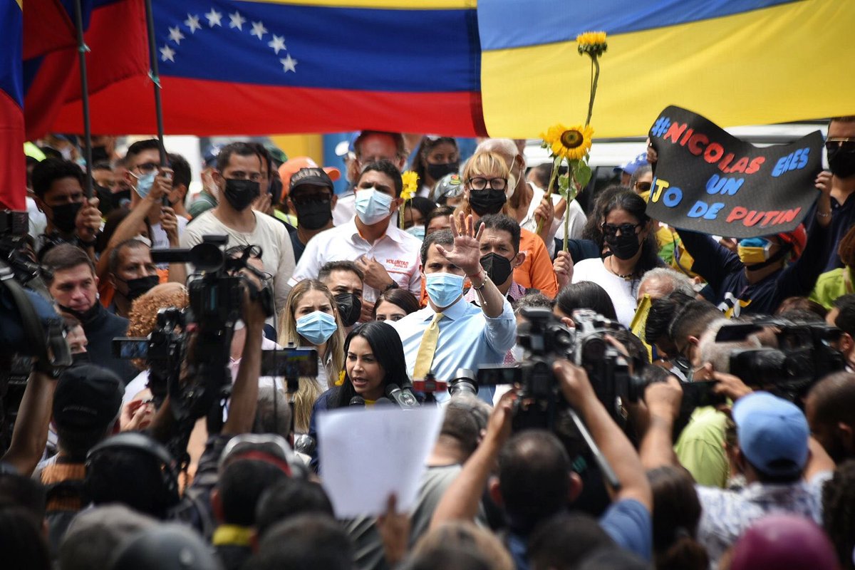 Venezuela acompaña la resistencia del pueblo de Ucrania. Hoy rechazamos la invasión rusa apoyada por Maduro. #Ucrania y #Venezuela son dos batallas diferentes dentro de una misma guerra: la de la Democracia vs el Autoritarismo. #VenezuelaConUcrania #StandWithUkraine️ 🇺🇦