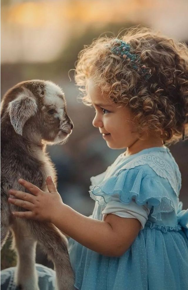 “كونوا رُحماء بأنفسكم، ليس على الأيام أن تكون مثالية دائمًا،ليس على قراراتك أن تكون صائبة في كُل مرة،لا بأس في أن تُخطئ مرة ومرتين وثلاث حتى تتعلم،لا يجب عليك أن تكون مثاليًا لست لوحة ولا منحوتة ولا شيئًا سيُعرض للتعديل والنقد، يكفي أن تكون أنت بكُل وضوح وأن تُحب نفسك بصدق"
#وعي