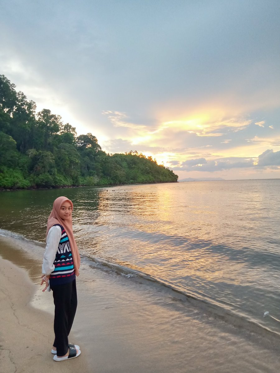 afinaaprilyaa's tweet photo. anak pantai bgt ga tuhh 
#pantai #IkatanCinta #Healing #OOtd https://t.co/eiWjoeO1N9