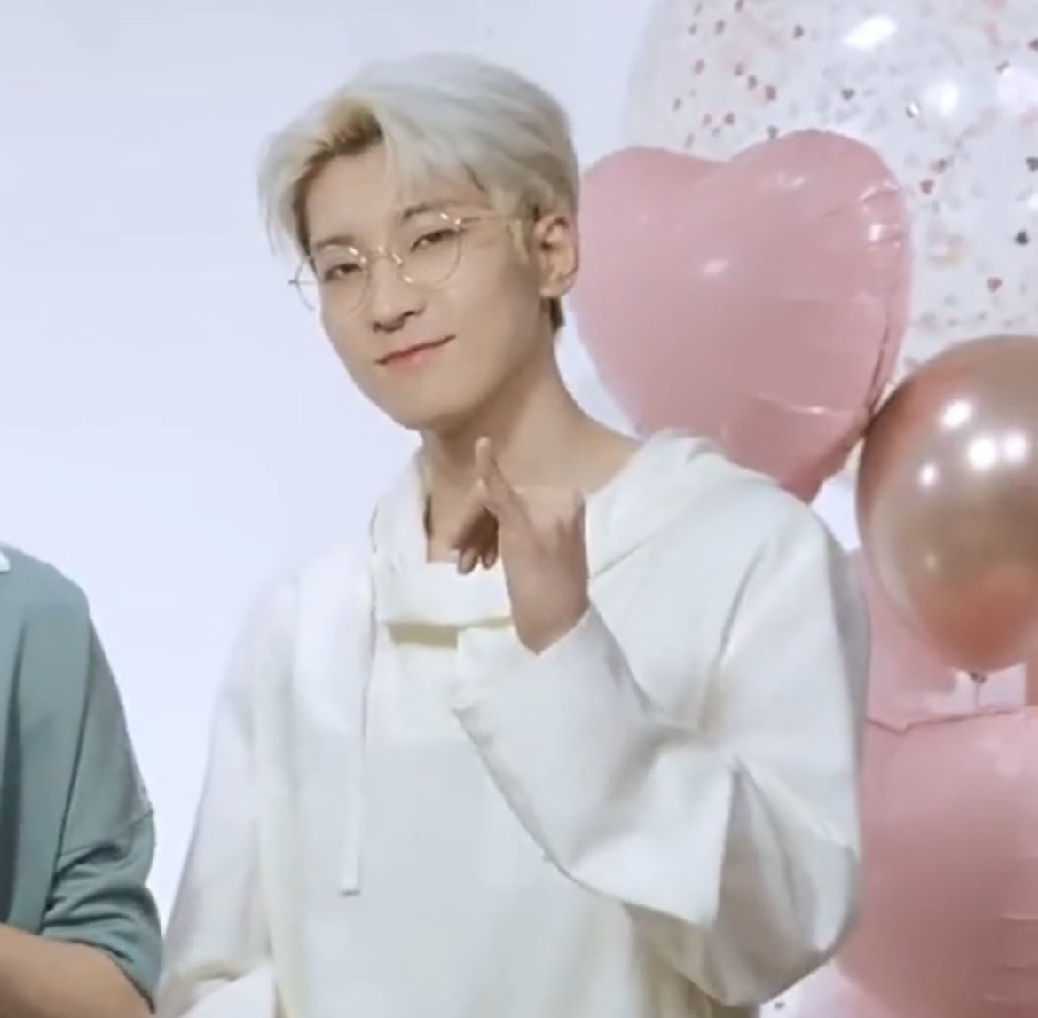 wonwoofiles's tweet photo. so very soft for wonwoo and his pinky promises 💔 https://t.co/5yzOMMxWMi