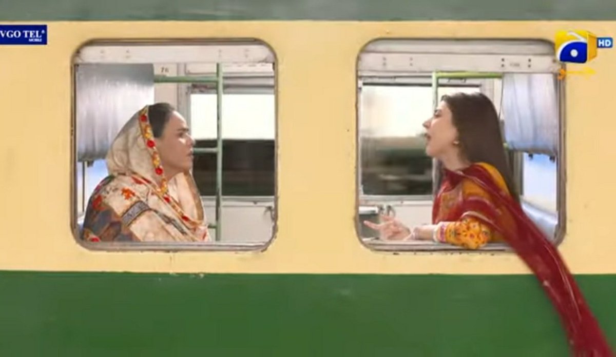 idkmaybjerk's tweet photo. Train me mera hath b window se bahr jata hai to amma se dant prti hai or uska pura dupatta train se bahr hai iski amma chill hai.. #munasib 🤔 #badzaat https://t.co/TUyzaSdEH4